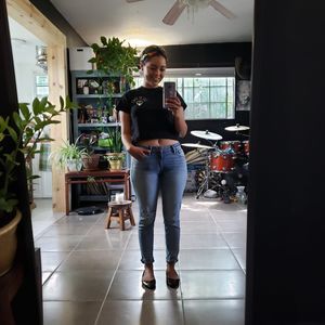 Meet your Posher, Deslie